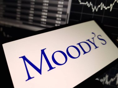 Konskie, Polonya - 13 Ocak 2024: Moody 'nin şirket logosu cep telefonu ekranında sergilendi