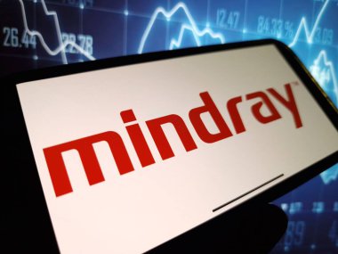 Konskie, Polonya - 13 Ocak 2024: Mindray şirket logosu cep telefonu ekranında sergilendi