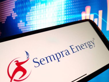 Konskie, Polonya - 13 Ocak 2024: Sempra Enerji şirketi logosu cep telefonu ekranında sergilendi