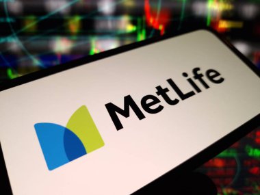Konskie, Polonya - 13 Ocak 2024: MetLife şirket logosu cep telefonu ekranında gösterildi