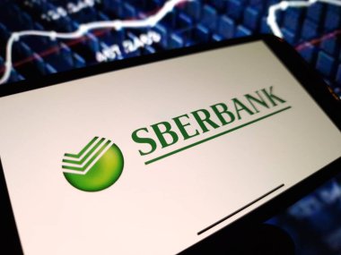 Konskie, Polonya - 13 Ocak 2024: Sberbank şirket logosu cep telefonu ekranında sergilendi
