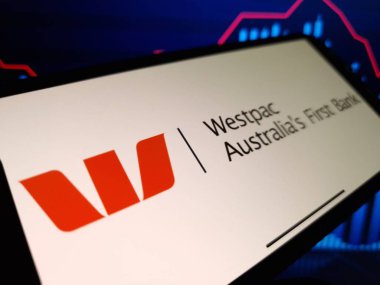 Konskie, Polonya - 13 Ocak 2024: Westpac Bankacılık Şirketi logosu cep telefonu ekranında sergilendi