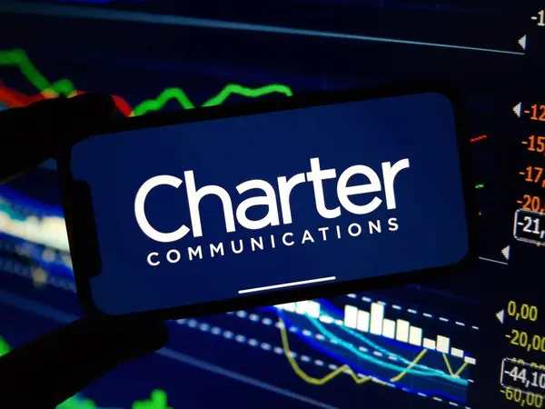 Konskie, Polonya - 13 Ocak 2024: Charter Communications şirketi logosu cep telefonu ekranında sergilendi