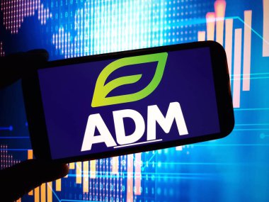 Konskie, Polonya - 16 Ocak 2024: ADM Archer Daniels Midland şirket logosu cep telefonu ekranında sergilendi