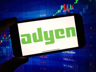 Konskie, Polonya - 16 Ocak 2024: Adyen şirket logosu cep telefonu ekranında gösterildi