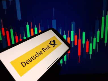 Konskie, Polonya - 16 Ocak 2024: Deutsche Post şirket logosu cep telefonu ekranında sergilendi