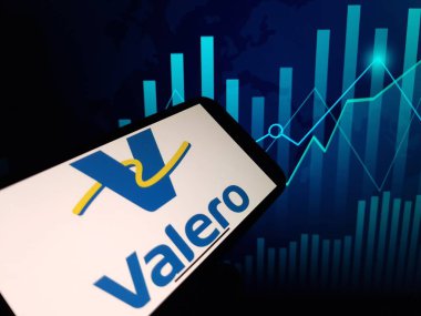 Konskie, Polonya - 16 Ocak 2024: Valero Enerji şirketi logosu cep telefonu ekranında sergilendi