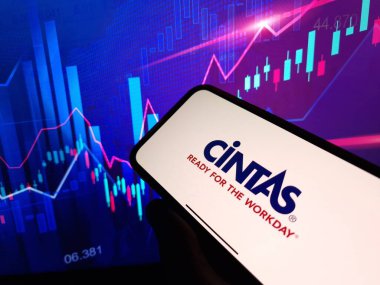 Konskie, Polonya - 16 Ocak 2024: Cintas şirket logosu cep telefonu ekranında sergilendi