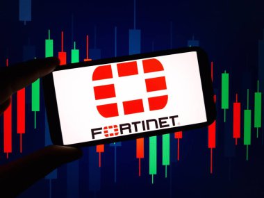 Konskie, Polonya - 21 Ocak 2024: Fortinet şirket logosu cep telefonu ekranında sergilendi