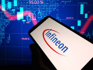 Konskie, Polonya - 21 Ocak 2024: Infineon şirket logosu cep telefonu ekranında gösterildi