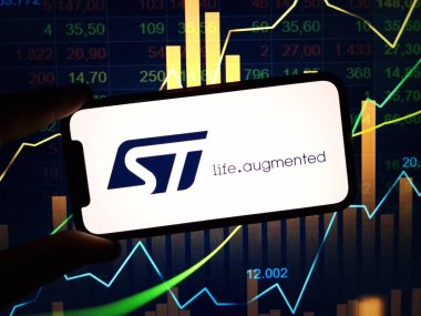 Konskie, Polonya - 22 Ocak 2024: STMicroelectronics şirket logosu cep telefonu ekranında sergilendi