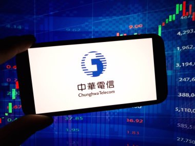 Konskie, Polonya - 22 Ocak 2024: Chunghwa Telekom şirketi logosu cep telefonu ekranında sergilendi