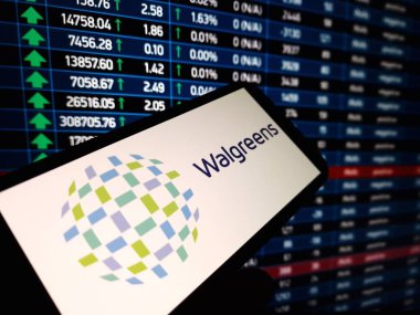 Konskie, Polonya - 22 Ocak 2024: Walgreens Boots Alliance şirket logosu cep telefonu ekranında sergilendi