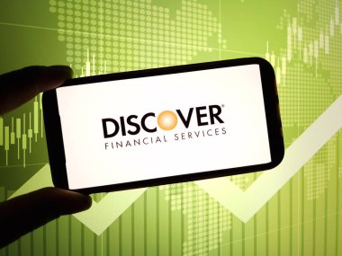 Konskie, Polonya - 23 Ocak 2024: Discover Financial Services şirket logosu cep telefonu ekranında sergilendi
