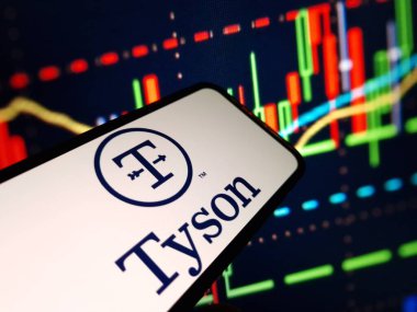 Konskie, Polonya - 23 Ocak 2024: Tyson Gıda şirketi logosu cep telefonu ekranında sergilendi