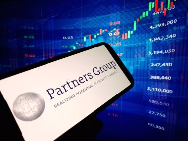 Konskie, Polonya - 23 Ocak 2024: Ortaklar Grubu logosu cep telefonu ekranında sergilendi