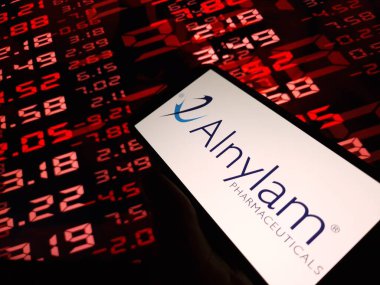 Konskie, Polonya - 24 Ocak 2024: Alnylam İlaç Şirketi logosu cep telefonu ekranında sergilendi
