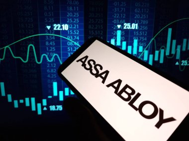 Konskie, Polonya - 24 Ocak 2024: Assa Abloy şirket logosu cep telefonu ekranında sergilendi