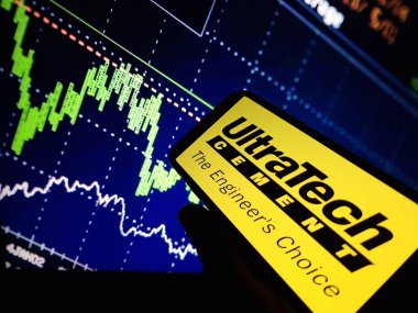 Konskie, Polonya - 24 Ocak 2024: UltraTech Beton Şirketi logosu cep telefonu ekranında sergilendi