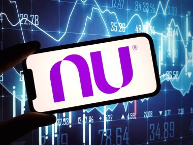 Konskie, Polonya - 24 Ocak 2024: Nubank şirket logosu cep telefonu ekranında sergilendi