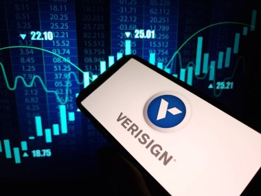 Konskie, Polonya - 25 Ocak 2024: Verisign şirket logosu cep telefonu ekranında gösterildi