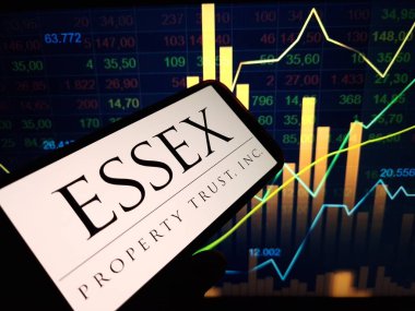 Konskie, Polonya - 27 Ocak 2024: Essex Emlak Vakfı logosu cep telefonu ekranında sergilendi