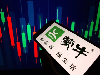 Konskie, Polonya - 27 Ocak 2024: Mengniu Süt Ürünleri şirketi logosu cep telefonu ekranında sergilendi