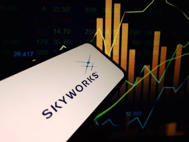 Konskie, Polonya - 31 Ocak 2024: Skyworks Solutions şirket logosu cep telefonu ekranında sergilendi