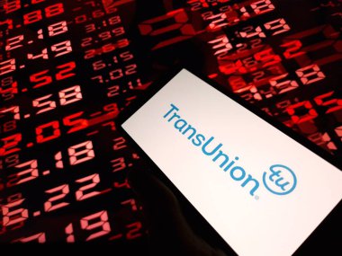 Konskie, Polonya - 05 Şubat 2024: TransUnion şirket logosu cep telefonunda sergilendi