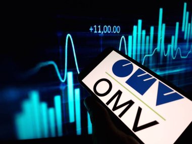 Konskie, Polonya - 05 Şubat 2024: OMV şirket logosu cep telefonu ekranında gösterildi