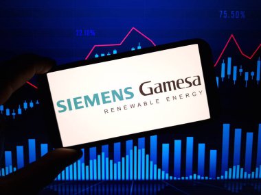 Konskie, Polonya - 09 Şubat 2024: Siemens Gamesa Yenilenebilir Enerji SA şirket logosu cep telefonunda sergilendi