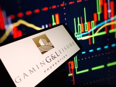 Konskie, Polonya - 09 Şubat 2024: Gaming and Leisure Properties Inc. Şirketi logosu cep telefonunda sergilendi