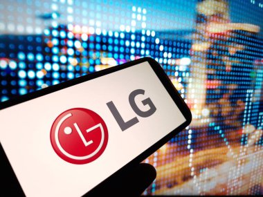 Konskie, Polonya - 09 Şubat 2024: LG Elektronik şirketi logosu cep telefonunda sergilendi