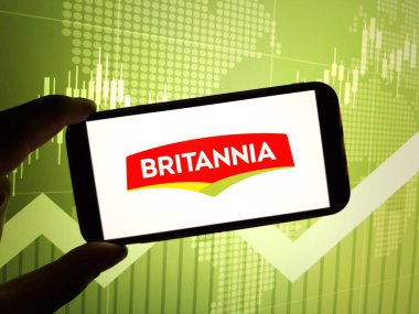 Konskie, Polonya - 09 Şubat 2024: Britannia Endüstri Şirketi logosu cep telefonunda sergilendi