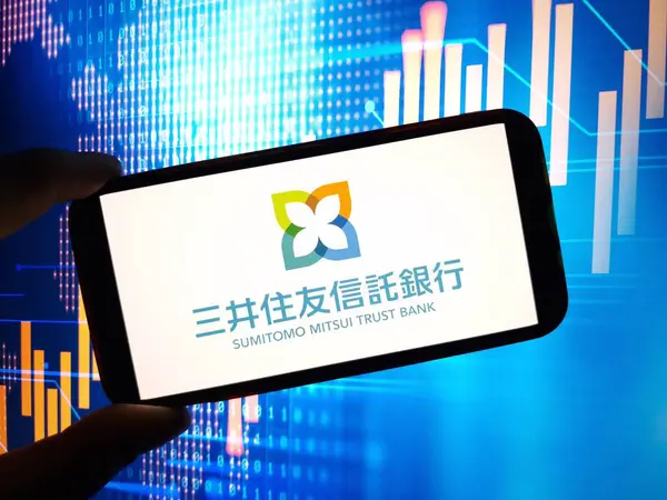 Konskie, Polonya - 09 Şubat 2024: Sumitomo Mitsui Trust şirketi logosu cep telefonunda sergilendi
