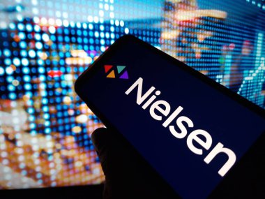 Konskie, Polonya - 12 Şubat 2024: Nielsen Holding plc şirket logosu cep telefonunda sergilendi