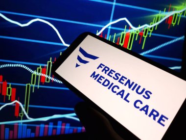 Konskie, Polonya - 12 Şubat 2024: Fresenius Medikal Bakım şirketi logosu cep telefonunda sergilendi