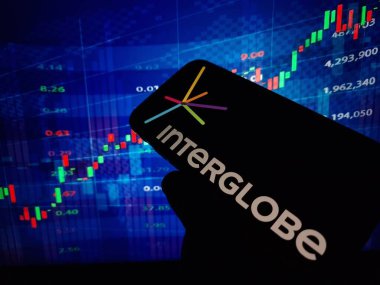 Konskie, Polonya - 12 Şubat 2024: Uluslararası Globe Havacılık Şirketi logosu cep telefonunda sergilendi