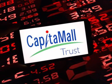 Konskie, Polonya - 24 Şubat 2024: CapitaLand Mall Trust şirket logosu cep telefonunda sergilendi