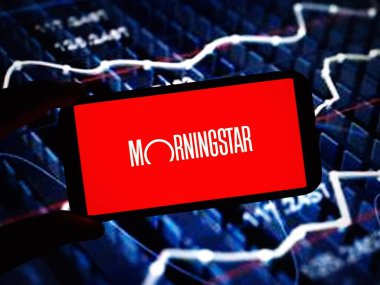 Konskie, Polonya - 24 Şubat 2024: Morningstar Inc şirketinin logosu cep telefonunda sergilendi