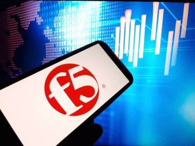 Konskie, Polonya - 24 Şubat 2024: F5 Networks şirket logosu cep telefonunda sergilendi