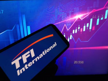 Konskie, Polonya - 24 Şubat 2024: TFI International Inc şirketinin logosu cep telefonunda sergilendi