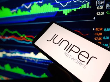 Konskie, Polonya - 24 Şubat 2024: Juniper Networks şirket logosu cep telefonunda sergilendi