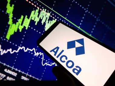Konskie, Polonya - 24 Şubat 2024: Alcoa şirketi logosu cep telefonunda sergilendi