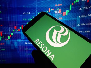 Konskie, Polonya - 24 Şubat 2024: Resona Holding şirketinin logosu cep telefonunda sergilendi