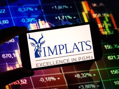 Konskie, Polonya - 24 Şubat 2024: Impala Platinum Holding Şirketi logosu cep telefonunda sergilendi