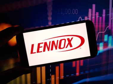 Konskie, Polonya - 24 Şubat 2024: Lennox International Inc şirketinin logosu cep telefonunda sergilendi