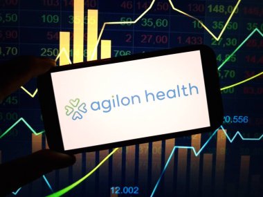 Konskie, Polonya - 24 Şubat 2024: Agilon Sağlık Şirketi logosu cep telefonunda sergilendi