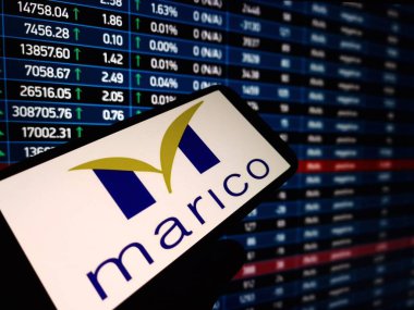 Konskie, Polonya - 24 Şubat 2024: Marico Limited şirket logosu cep telefonunda sergilendi