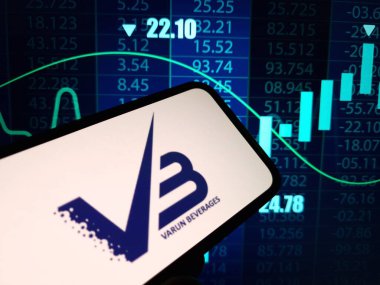 Konskie, Polonya - 24 Şubat 2024: Varun İçecek Şirketi logosu cep telefonunda sergilendi